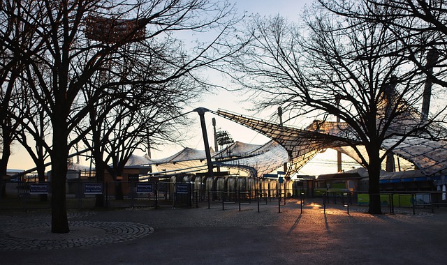 詹姆斯42+17+8库里37分 湖人力克勇士取四连胜.